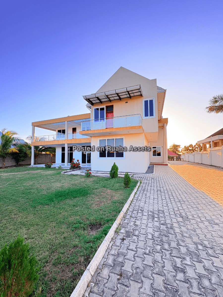 Modern 5 bedroom (4 master bedroom upstairs, 1 master bedroom ground floor)