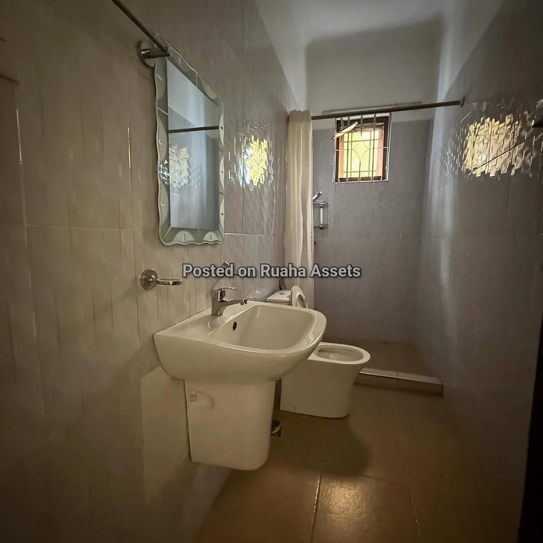 Unfurnished 3 bedrooms for rent Msasani image 5