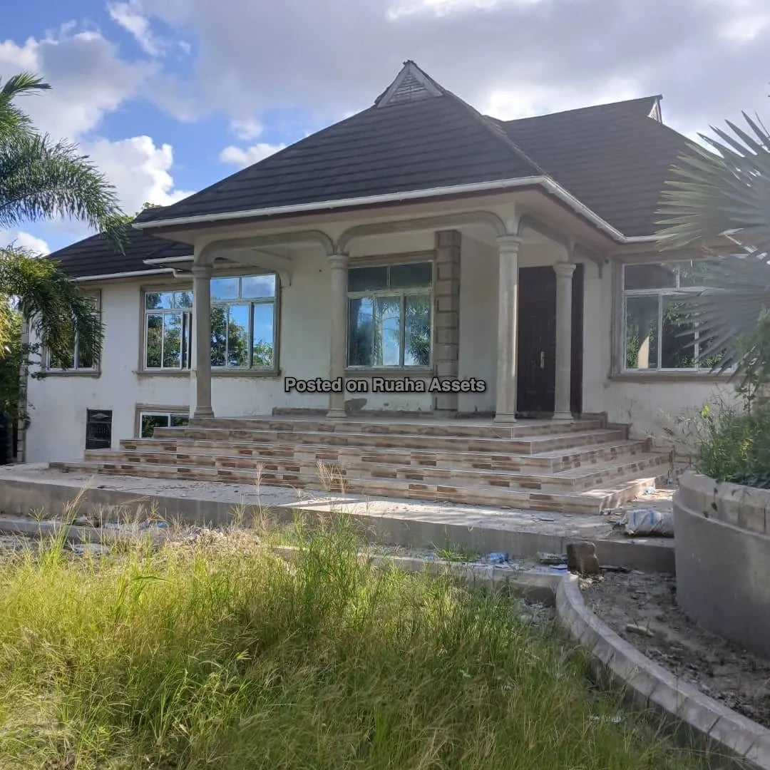 A Grand 5-Bedroom Residence on Expansive Grounds for Sale - Kinyerezi, Dar Es Salaam image 4