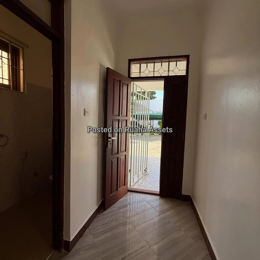 Unfurnished 3 bedrooms for rent Msasani image 6