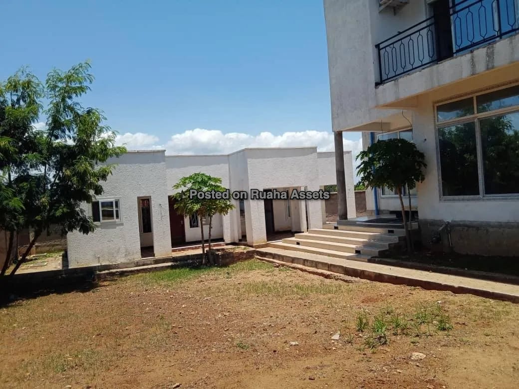 Elegant One Storey 4 Master Bedrooms Bungallow - Bunju Beach image 4