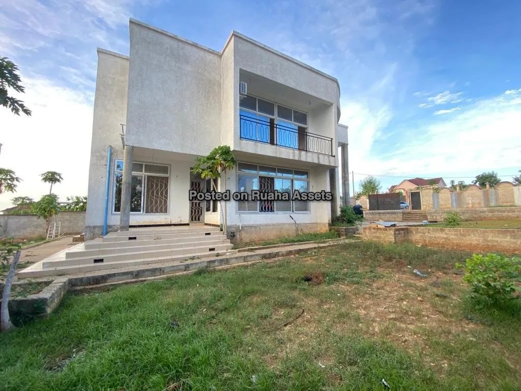 Elegant One Storey 4 Master Bedrooms Bungallow - Bunju Beach image 2