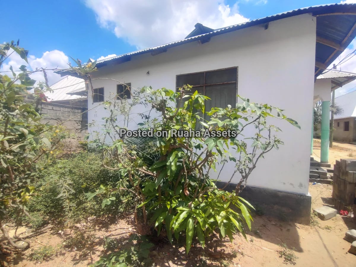 Vyumba vipo vitatu sebule, public toilet na jiko image 3