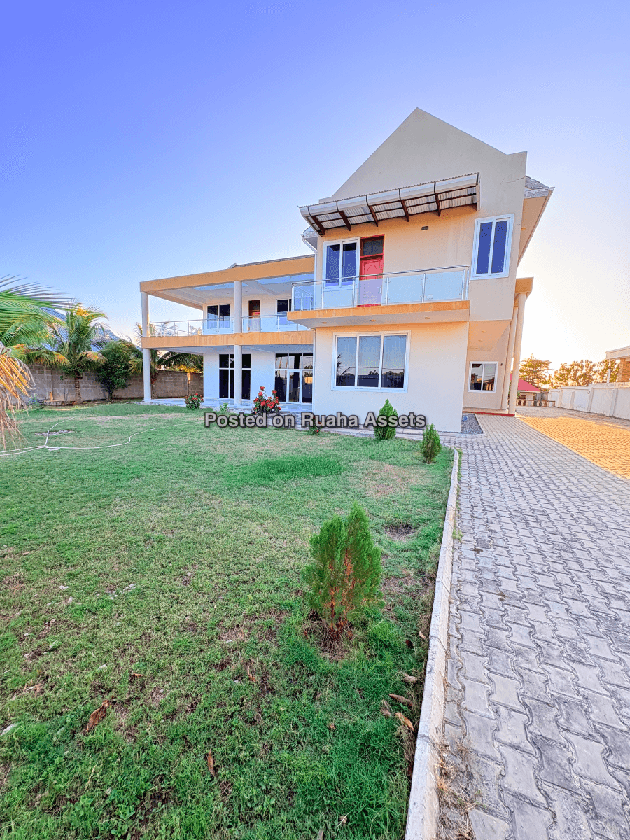 Modern 5 bedroom (4 master bedroom upstairs, 1 master bedroom ground floor) image 2