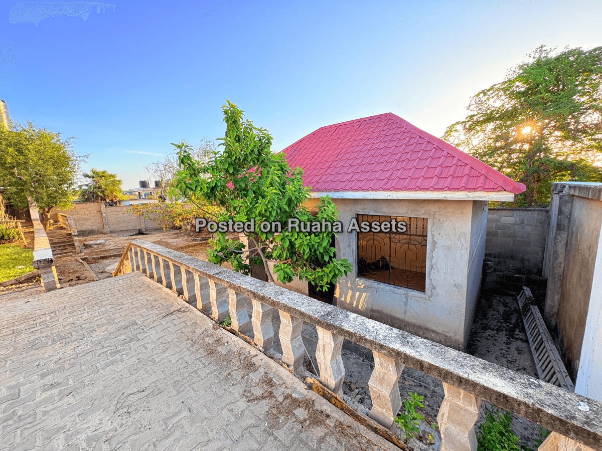 Modern 5 bedroom (4 master bedroom upstairs, 1 master bedroom ground floor) image 10