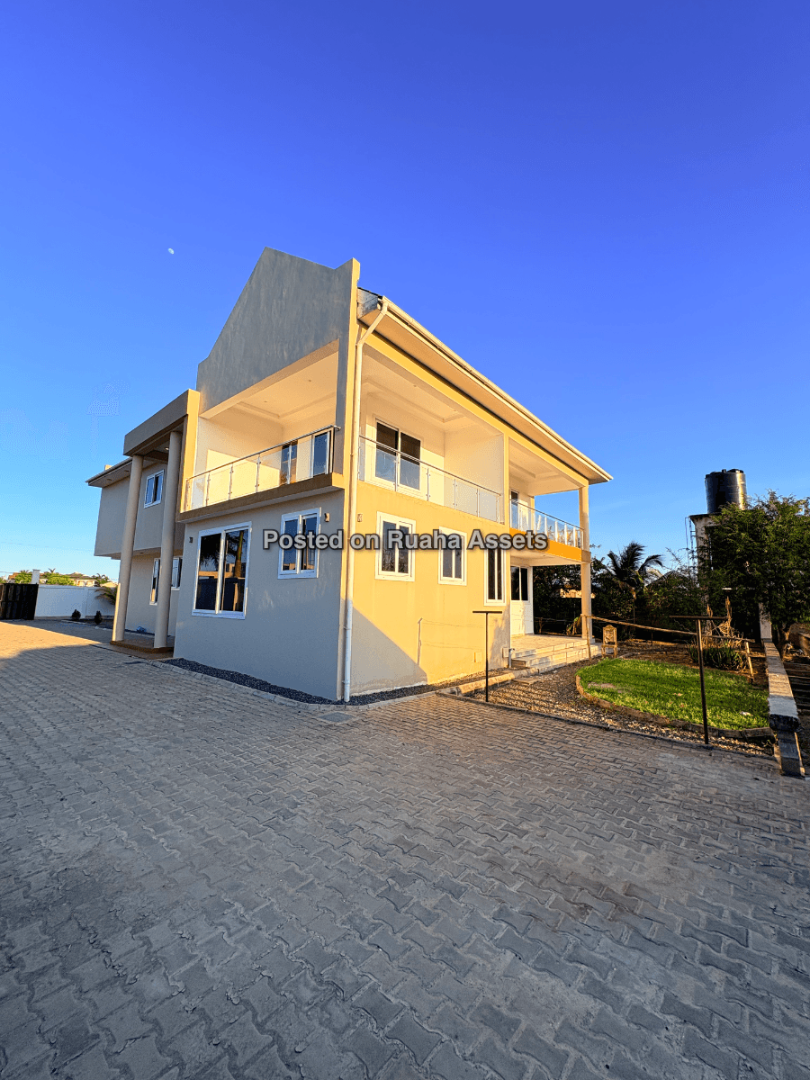 Modern 5 bedroom (4 master bedroom upstairs, 1 master bedroom ground floor) image 9