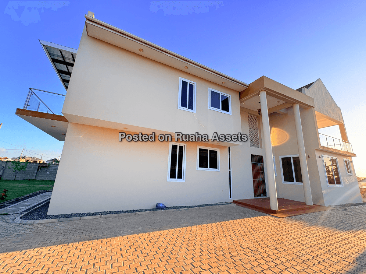 Modern 5 bedroom (4 master bedroom upstairs, 1 master bedroom ground floor) image 5