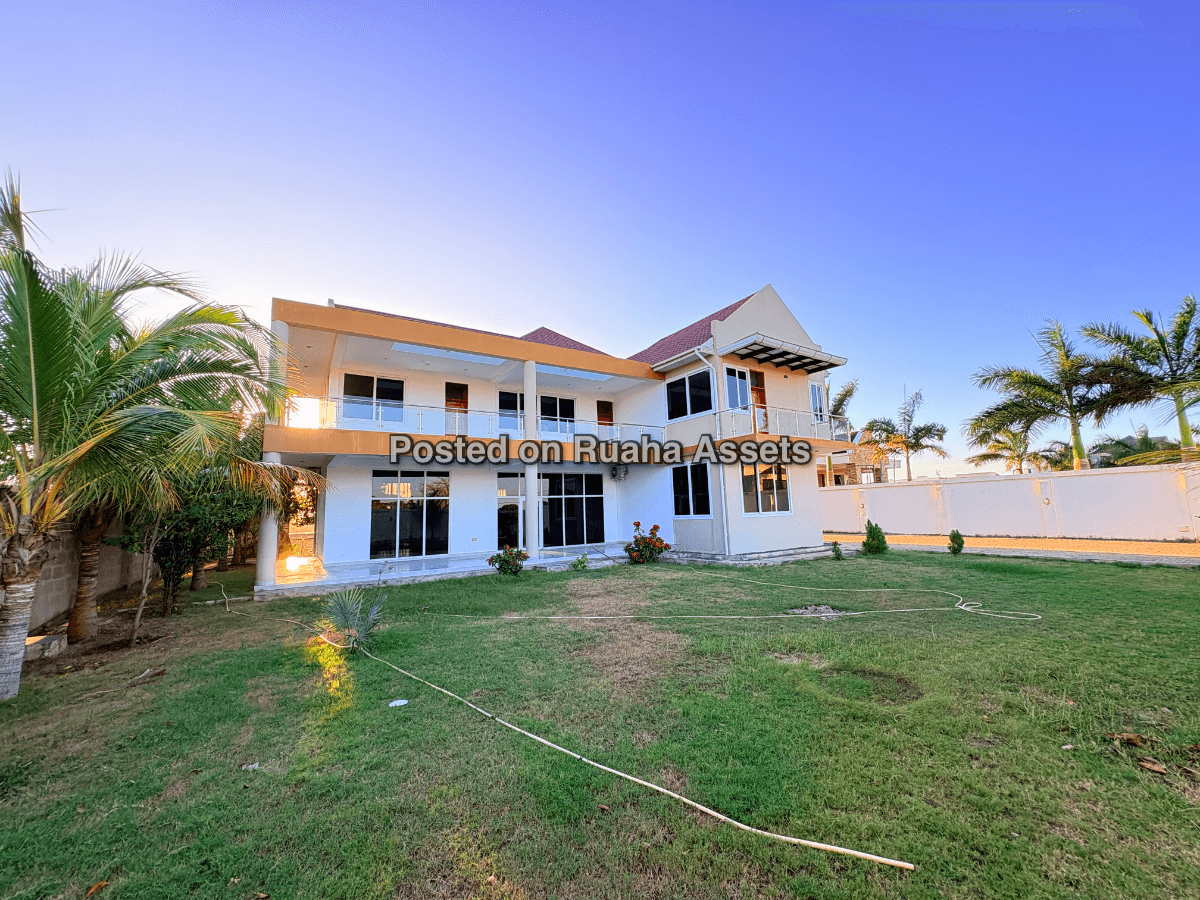 Modern 5 bedroom (4 master bedroom upstairs, 1 master bedroom ground floor) image 3